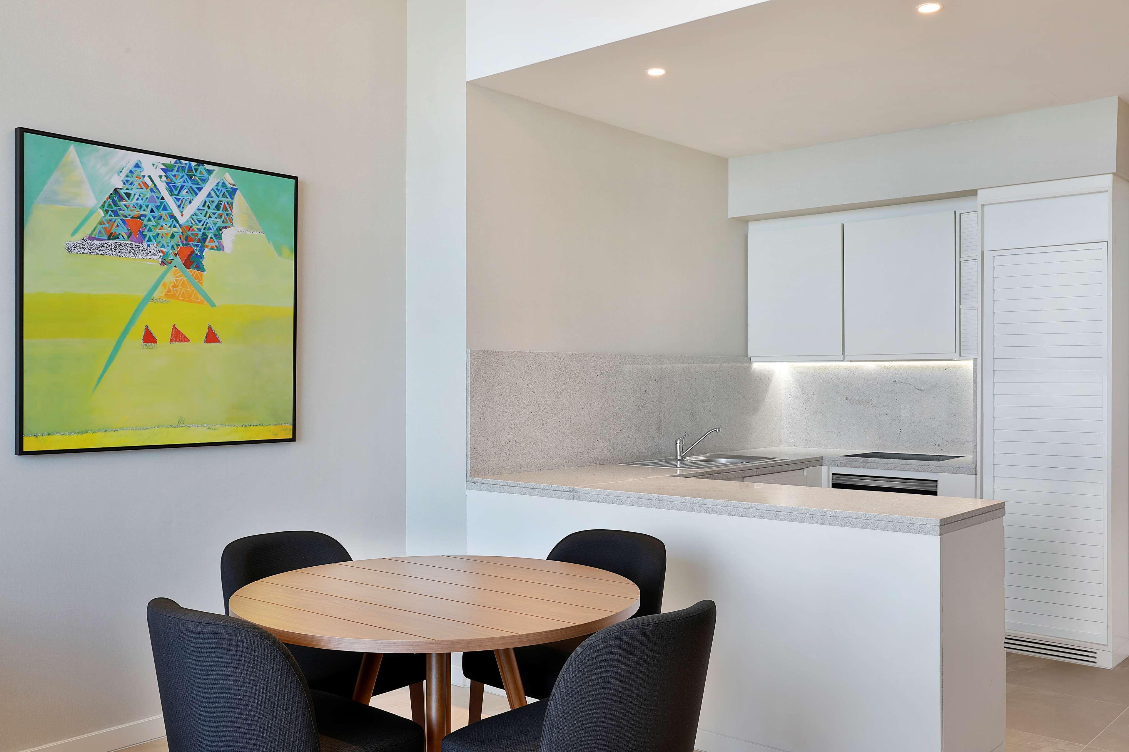 Aleph Doha Residences, Curio Collection By Hilton Εξωτερικό φωτογραφία A kitchen in a typical apartment