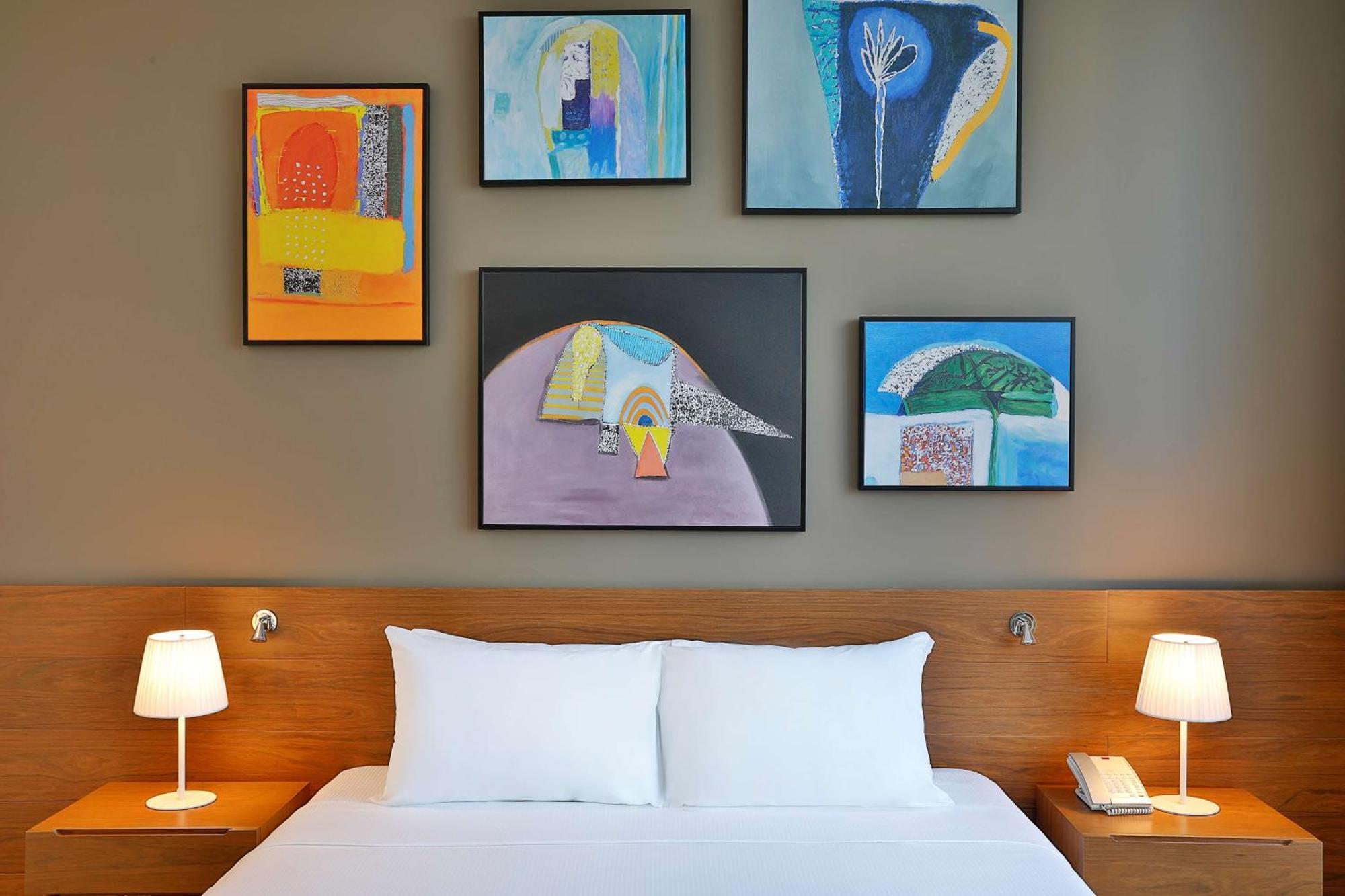 Aleph Doha Residences, Curio Collection By Hilton Εξωτερικό φωτογραφία Artwork by the artist in a hotel room